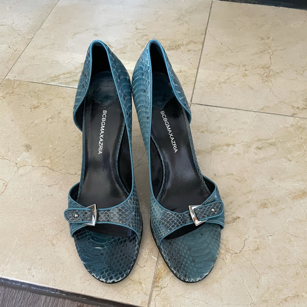 Snake leather pumps
